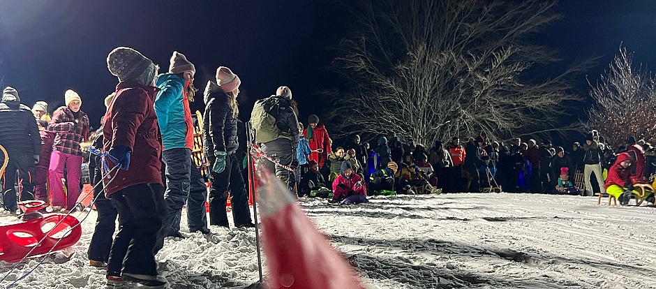 Unter Flutlicht konnten kleine und große Gäste am Samstagabend in der Heppenlaag bei Lammersdorf die winterlichen Bedingungen genießen